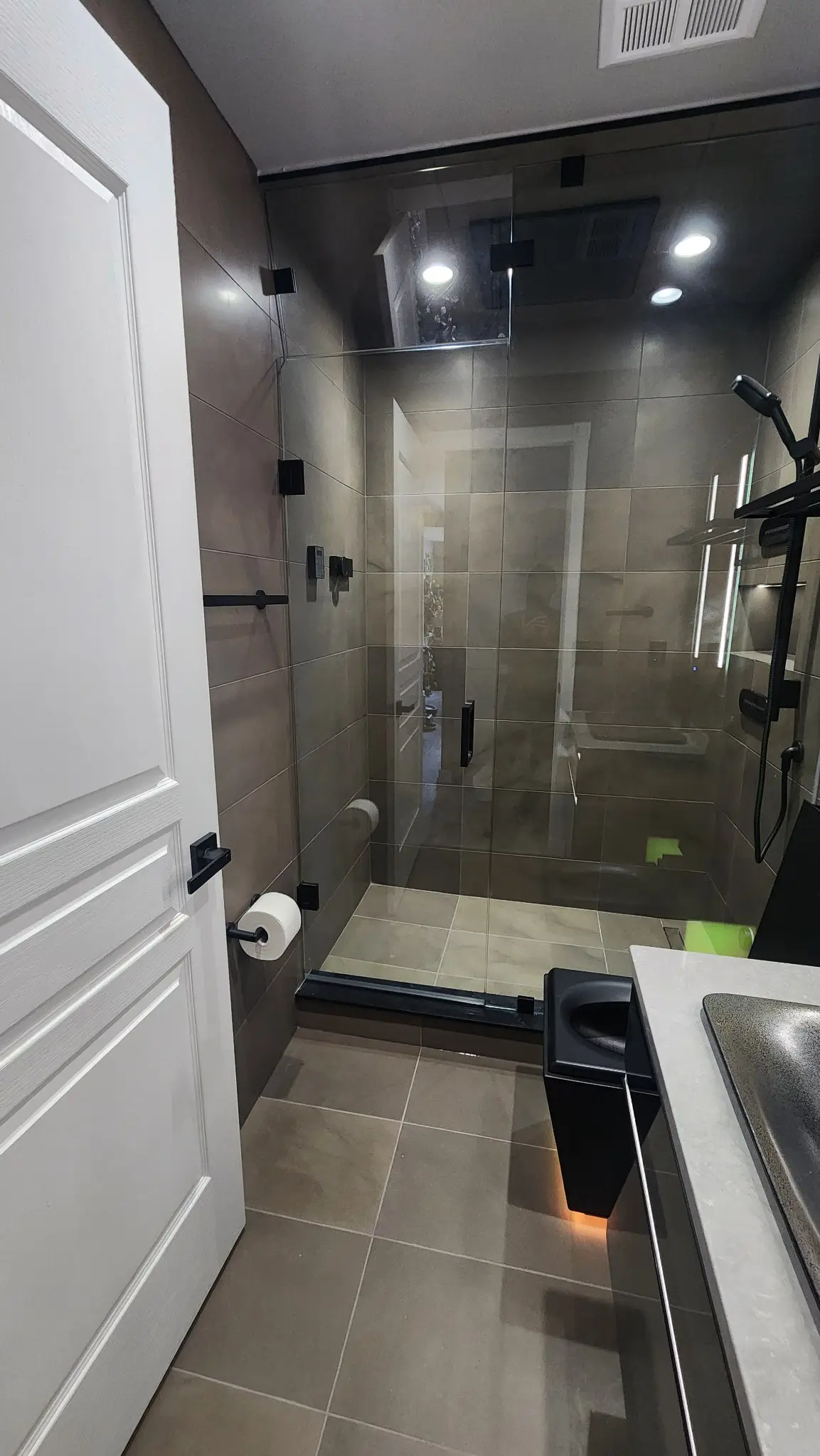 Quartz countertops and backsplash Vaughan
